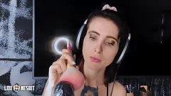 play Sissy alemão ASMR com Femdom Lou Nesbit e Lia Louise