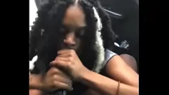 play Disculpándose con la cabeza antes de entrar con una gran polla negra en el coche.