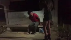 play Un sans-abri chanceux profite du gros cul d'une salope dans la rue