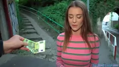 play Descubre a esta pequeña eurobabe haciendo una mamada increíble y montando una enorme polla en una escena pública POV