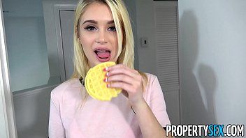 play La teen blonde se frotte la chatte et se fait baiser avec toute sa bite