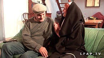 play La mère tourne avec un vieil homme qui a aussi une humeur de chatte