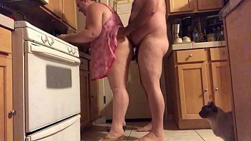 play Porno maduro teniendo sexo con polluelos grandes y gordos xxx en la cocina