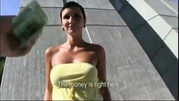 play De prostituee geeft op straat een pijpbeurt voor geld