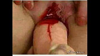 play Prawdziwe porno z dziewicą wypływa krwią z jej cipki podczas seksu