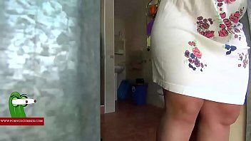 play Rijpe brunette met mooi lichaam met agressieve seks op het toilet