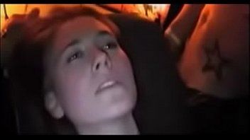 play Een dronken Roemeense vrouw wordt geneukt door twee mannen die beurtelings hun pik in haar steken