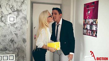 play Tenero film xxx con avvocati biondi in ufficio