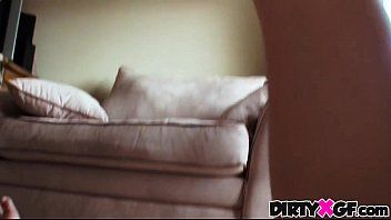 play Giovani coppie arrapate che fanno sesso a casa