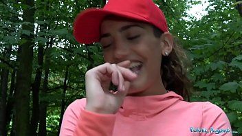 play Adolescente che succhia un cazzo nel bosco xxl