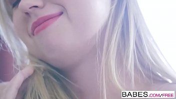 play La rubia que mete los dedos en el coño