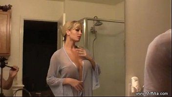 play La sexy española entra a la bañera para darse un baño después de tener mucho sexo