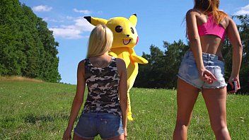 play Disfrazado de pikachu, tiene sexo en pahardcoree con dos mujeres inocentes