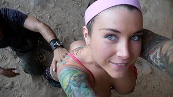 play Felicia si corpul ei de felina plin de tatuajeste fututa la munte pe la spate