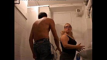 Schoonmoeder seks schoonmoeder gepenetreerd door schoonzoon die ballen op zijn pik heeft