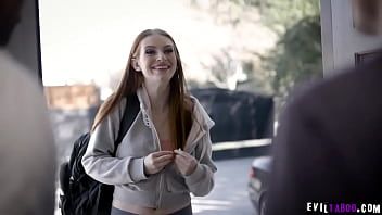 play Elle baise la pute de son fils surprise en train de se masturber