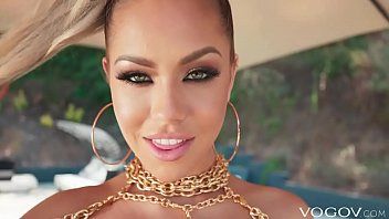 play Tancerka dzieli się i ociera między pośladkami porno