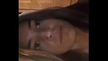 play La adolescente amorosa se pone encima de su hermano y lo atrapa como lo hace