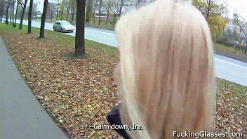 play La giovane donna fa sesso con la bambina in modo che non sia più stressata