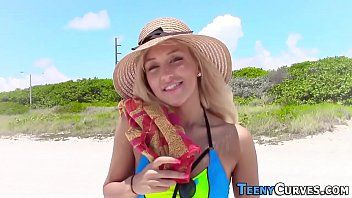 play Sexo de verano con una pequeña zorra rubia