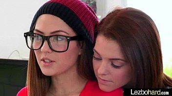 play XXX films met lesbiennes die vrouwen kussen