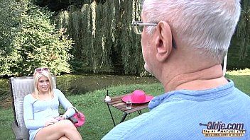 Lui la tira e la lascia incinta, scopa con la sua amica senza fondo