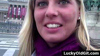 play Loira faz sexo quente com um adolescente que suga mal