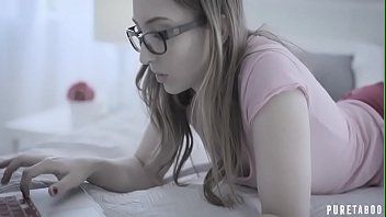 play Ela pode sentar de costas quando é fodida pelo namorado, essa loira ladra e tudo