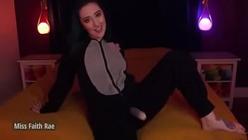 play Esta jovencita caliente y llena de tatuajes se quita el pijama
