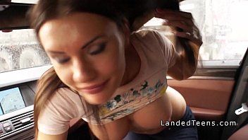 play Putain russe qui aime avoir des relations sexuelles dans des voitures de luxe