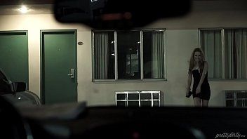 play Il giovane porno gli succhia il pene e lui glielo infila nel culo