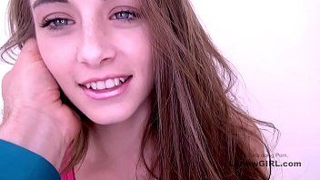 play A jovem sorri na frente do pau ereto