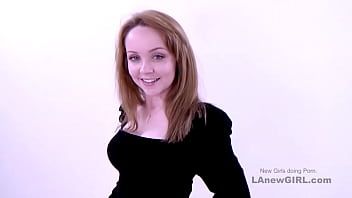 play Eine superschöne Frau dringt sehr hart in ihre Muschi ein