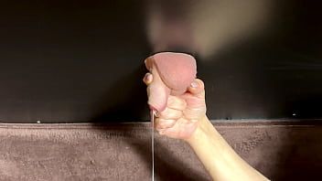 play المرأة الشابة مستلقية على بطنها وتعطي xxx عن طريق الفم لشريكها بعد أن كانت