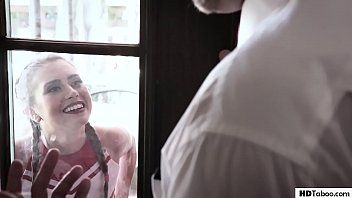 play Sa petite amie est une femme au foyer qui cuisine sans sous-vêtements et a l'air de l'être.