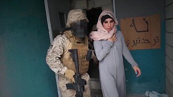 play Arabska dziwka zaspokaja amerykańskich żołnierzy w strefie wojny intensywnym i ostrym seksem!