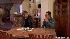 play Marido cornudo observa el intenso encuentro duro y la mamada de una adolescente