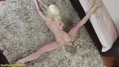 play Extreem sexy flexibele MILF slangenmens met krankzinnige spagaat en grote tieten