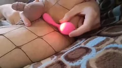 play Sperimenta il suo incontrollabile orgasmo a mani libere con un potente vibratore