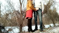 play Curvy Milf Elena daje publiczne loda i smakuje w siku, nosząc rajstopy