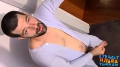 play Le voyou droit Mickey Waters caresse sa grosse bite et éclate dans un éjaculation chaude