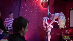 play Célébration de Noël: Sexe de groupe anal avec des MILF recouverts de stockage